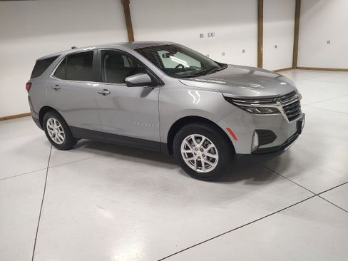 Used 2024 Chevrolet Equinox LT image 2