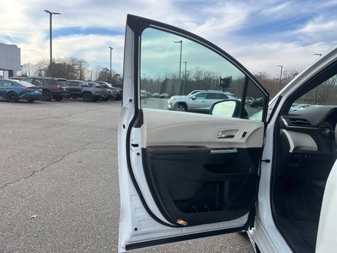 Certified 2023 Toyota Sienna Platinum image 36