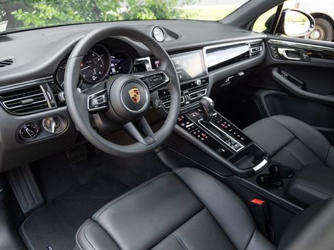 Certified 2026 Porsche Macan AWD/4WD image 4