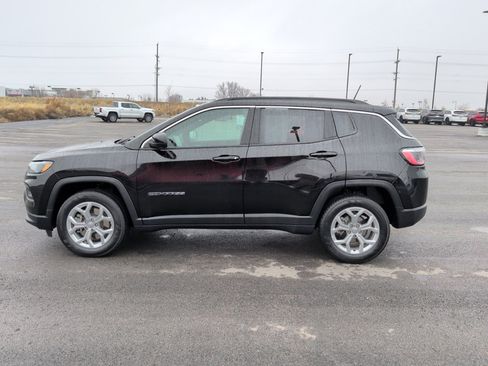 Used 2024 Jeep Compass Latitude image 4