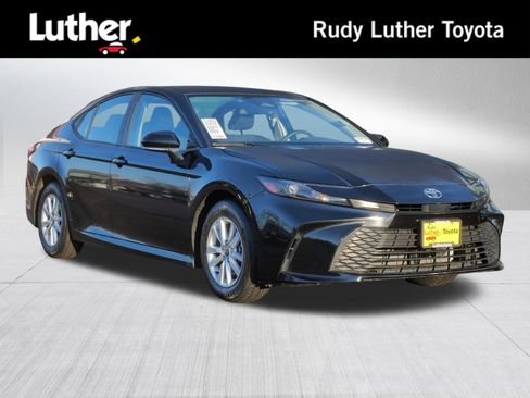 Certified 2025 Toyota Camry LE image 1