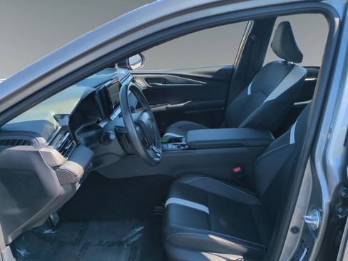 Used 2025 Toyota Camry SE image 9