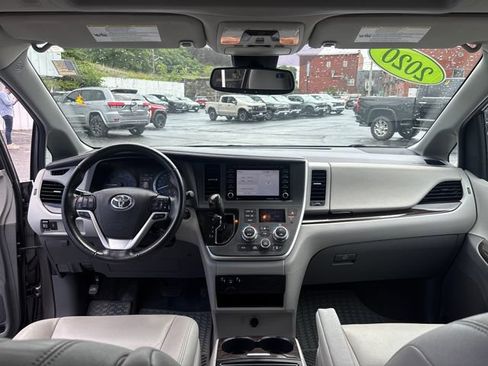 Used 2020 Toyota Sienna XLE FWD image 12
