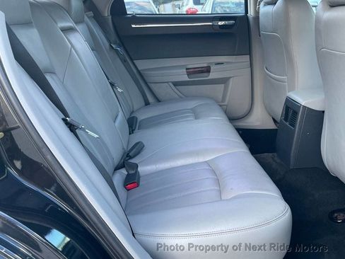 Used 2006 Chrysler 300 C w/ Navigation & Sound Group II RWD image 12