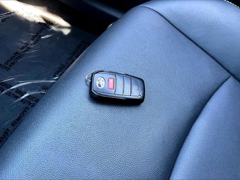 Used 2025 Toyota Corolla Cross XLE w/ Convenience Package image 15