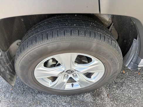 Used 2021 Toyota RAV4 XLE w/ Convenience Package AWD/4WD image 13