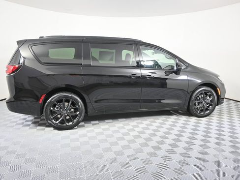 New 2026 Chrysler Pacifica Limited image 7
