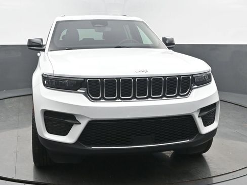 Used 2024 Jeep Grand Cherokee Laredo w/ Luxury Tech Group I AWD/4WD image 8
