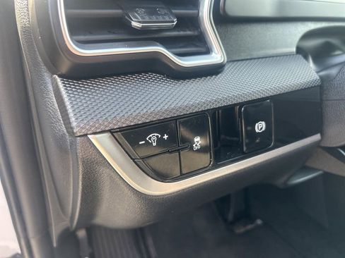 Used 2025 Kia Sportage LX image 15