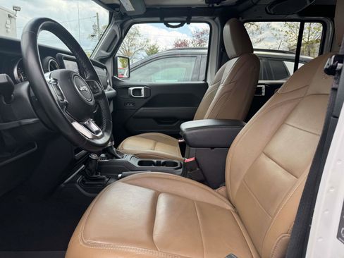 Used 2020 Jeep Wrangler Unlimited Sahara w/ Dual Top Group AWD/4WD image 13