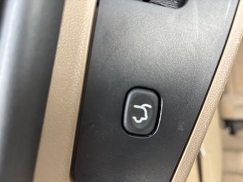 Used 2015 Chrysler Town & Country Touring-L w/ Driver Convenience Group image 35