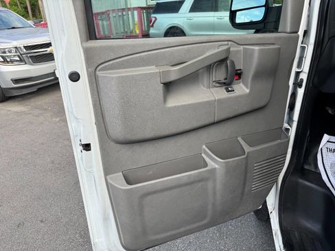 Used 2016 Chevrolet Express 2500 RWD image 9