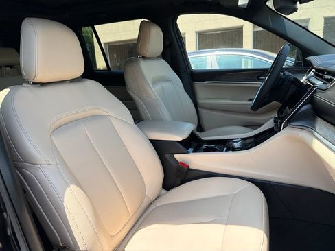 Used 2023 Jeep Grand Cherokee Limited AWD/4WD image 29