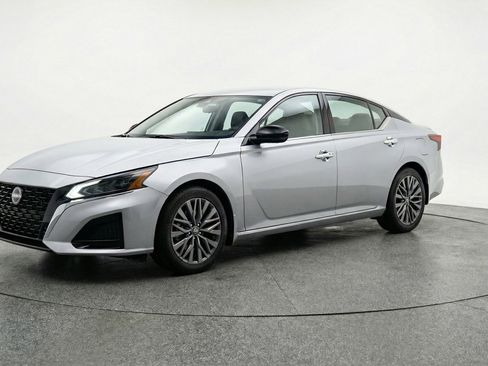 Used 2025 Nissan Altima 2.5 SV image 3