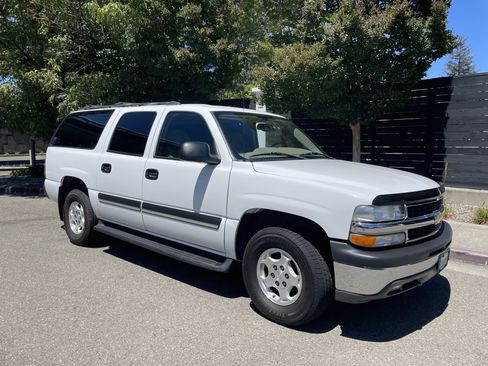 Used 2004 Chevrolet Suburban LS RWD image 2