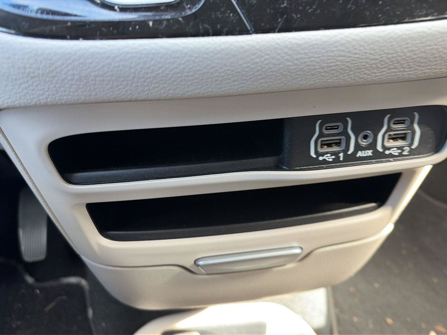 Used 2024 Chrysler Pacifica Touring-L FWD image 17