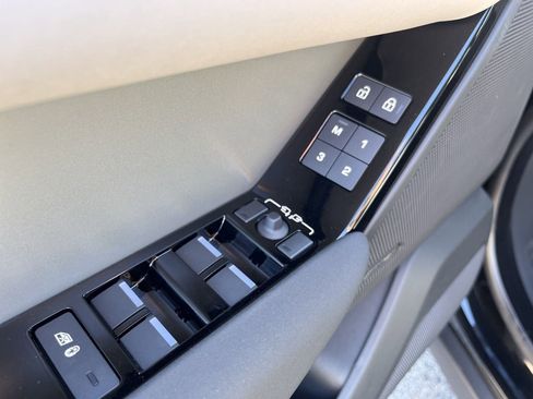 Used 2025 Land Rover Range Rover Velar S image 22
