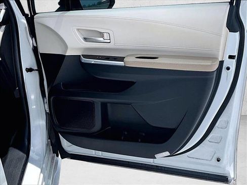 Used 2024 Toyota Sienna XLE FWD image 19