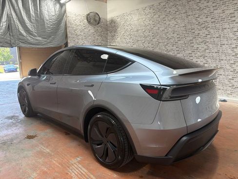 Used 2026 Tesla Model Y AWD image 5