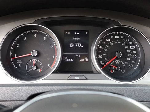 Used 2015 Volkswagen Golf S image 39