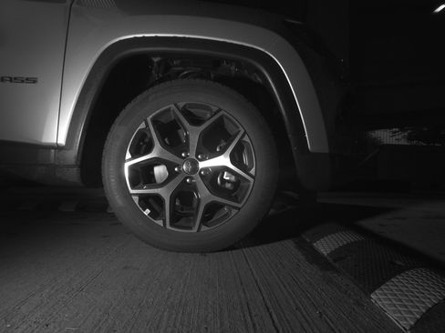 Used 2025 Jeep Compass Limited image 13