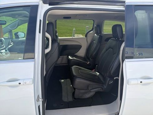 Used 2024 Chrysler Pacifica Touring-L FWD image 10