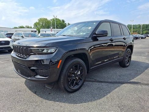 Used 2024 Jeep Grand Cherokee Altitude AWD/4WD image 3