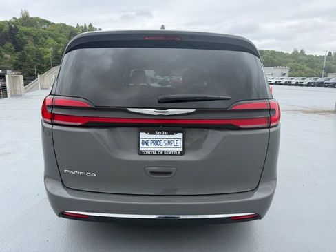 Used 2022 Chrysler Pacifica Touring-L FWD image 4