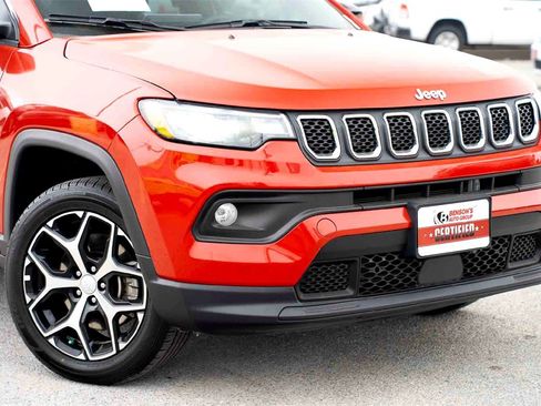 Used 2024 Jeep Compass Latitude image 3