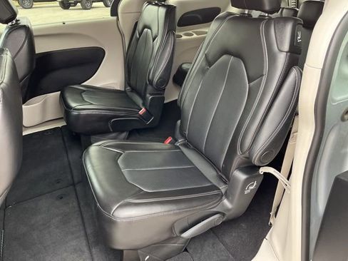 Used 2024 Chrysler Pacifica Touring-L image 24