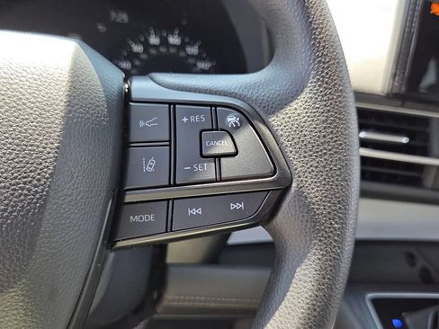Used 2025 Toyota Sienna LE FWD image 25