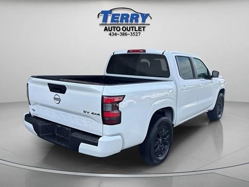 Used 2023 Nissan Frontier SV image 5