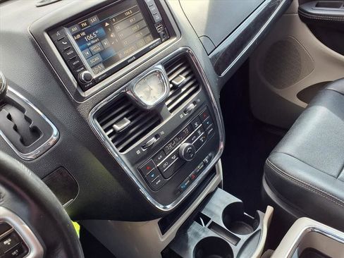 Used 2016 Chrysler Town & Country Touring image 9