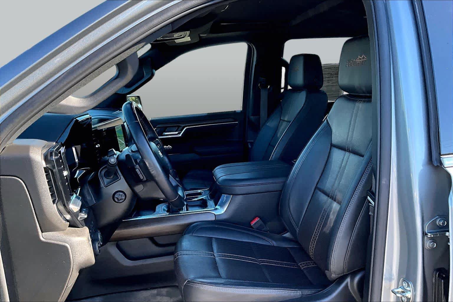 Used 2025 Chevrolet Silverado 1500 High Country AWD/4WD image 7