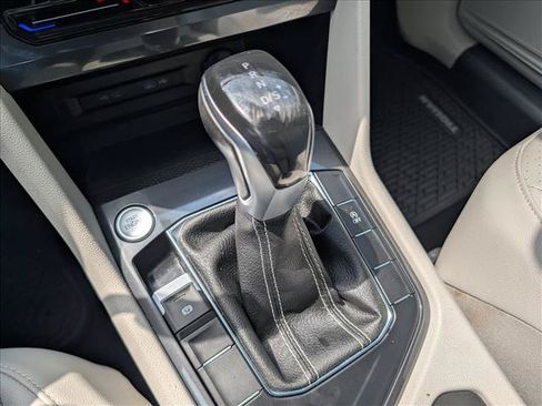 Used 2022 Volkswagen Tiguan SE w/ Panoramic Sunroof Package FWD image 32