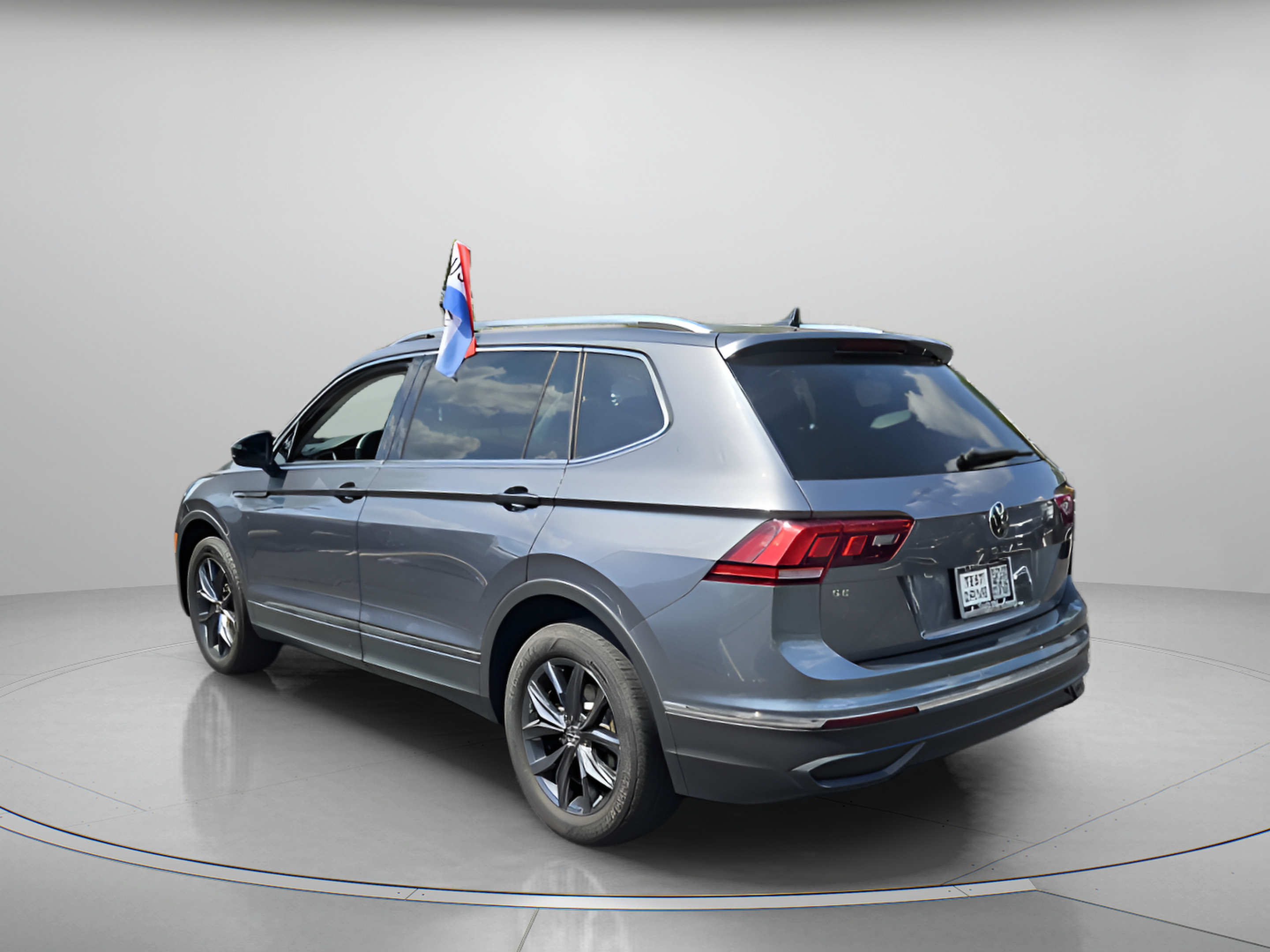Certified 2023 Volkswagen Tiguan SE w/ Panoramic Sunroof Package FWD image 3