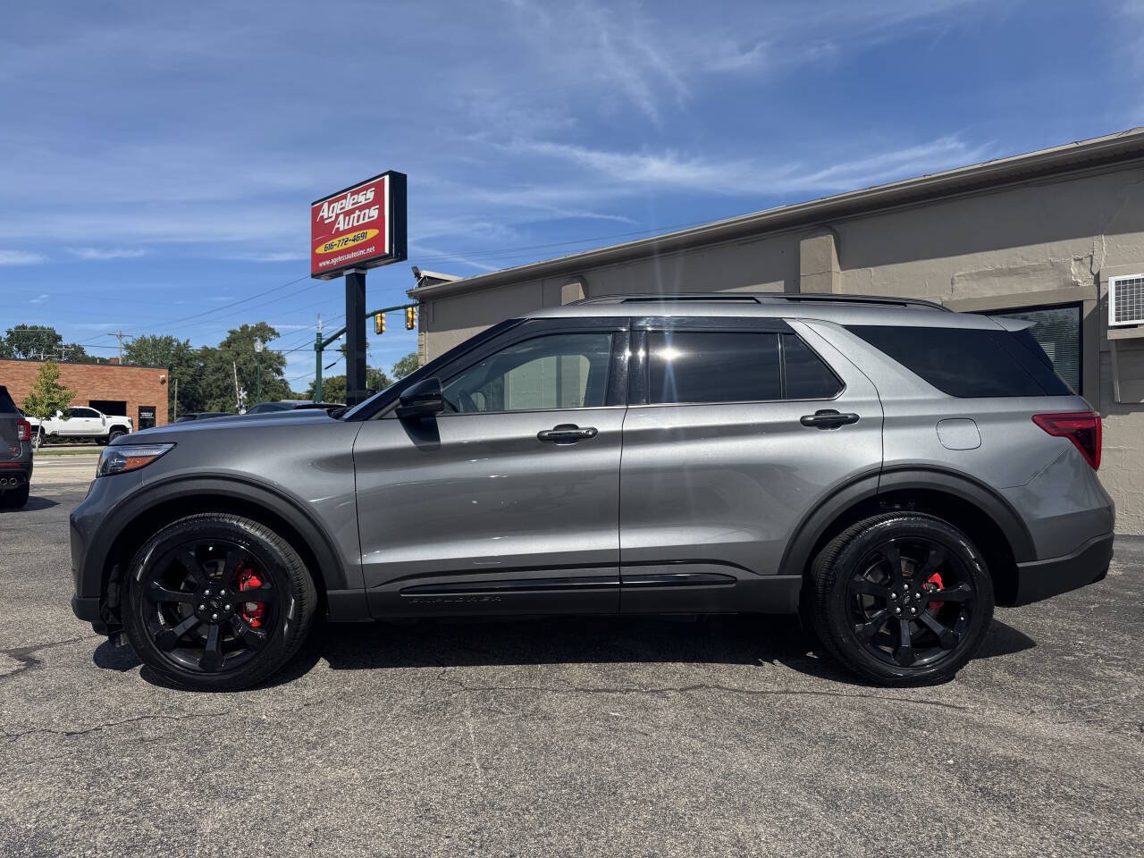 Used 2024 Ford Explorer ST w/ Technology Package AWD/4WD image 6