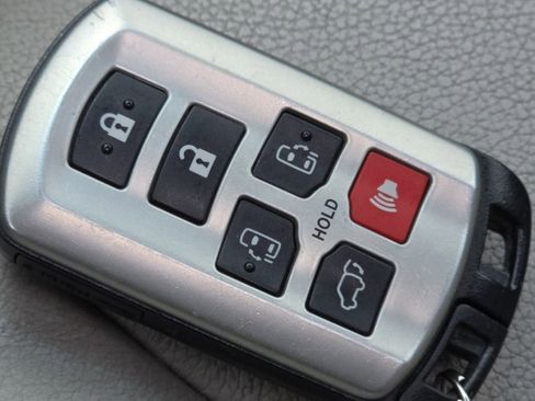 Used 2012 Toyota Sienna XLE w/ Premium Pkg FWD image 35