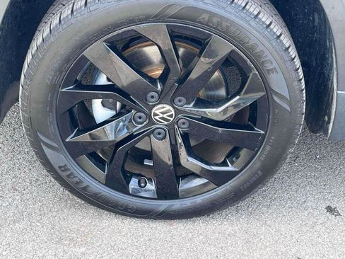 Used 2022 Volkswagen Taos SE w/ Panoramic Sunroof Package FWD image 14