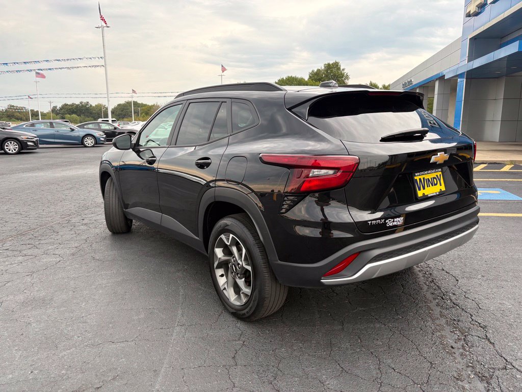 Used 2025 Chevrolet Trax LT FWD image 3