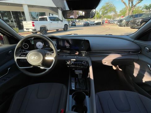 Used 2025 Hyundai Elantra SEL image 10