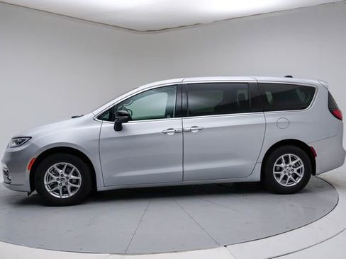 Used 2024 Chrysler Pacifica Touring-L image 2