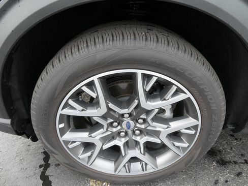 Used 2025 Ford Explorer Platinum w/ Ultimate Package image 10