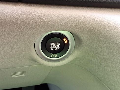 Used 2020 Chrysler Voyager Lxi image 12