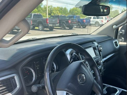 Used 2017 Nissan Titan SV AWD/4WD image 4