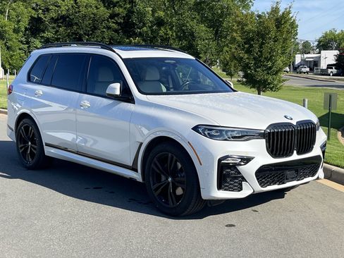 Used 2022 BMW X7 xDrive40i w/ M Sport Package AWD/4WD image 4