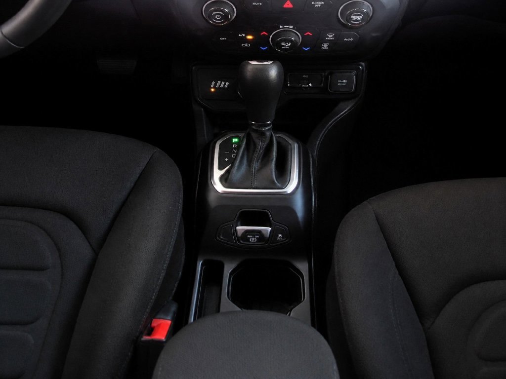 Used 2019 Jeep Renegade Latitude AWD/4WD image 20