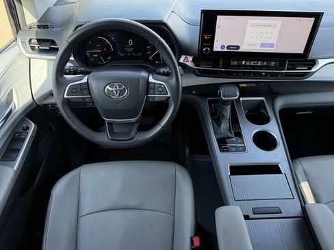 Used 2025 Toyota Sienna XLE FWD image 12