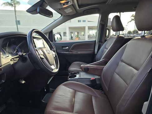 Used 2019 Toyota Sienna Limited image 22