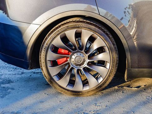 Used 2024 Tesla Model Y Performance image 12